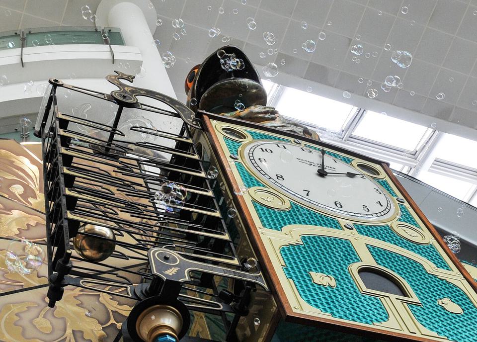 Photo of the Midsummer Frog Clock blowing bubbles